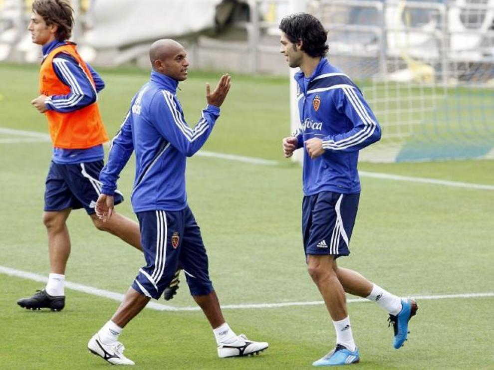 Ewerthon y Lafita bromean durante un entrenamiento llevado a cabo en La Romareda la semana pasada.