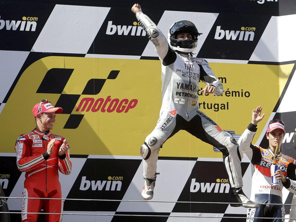 El piloto español Jorge Lorenzo de Yamaha (c) celebra su victoria en Moto GP
