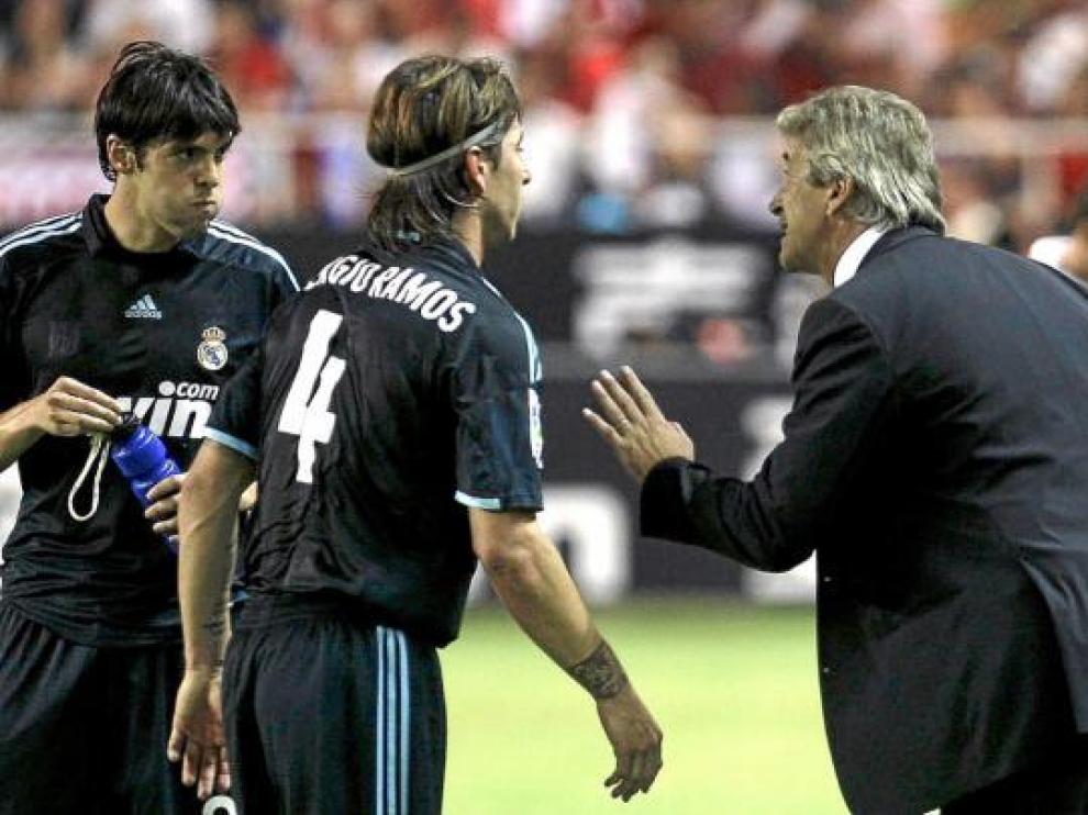 Manuel Pellegrini da instrucciones a Kaká y Sergio Ramos en Sevilla.