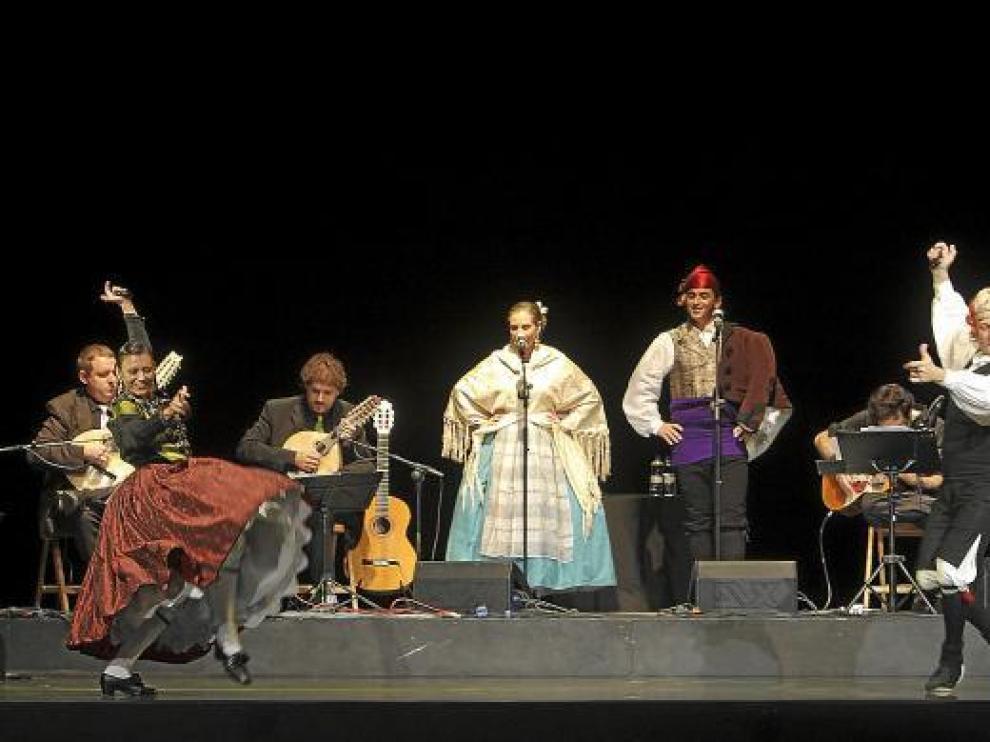 Alicia Güerri y Carlos Gil bailan delante de los dos cantadores y el elenco de músicos, anoche.