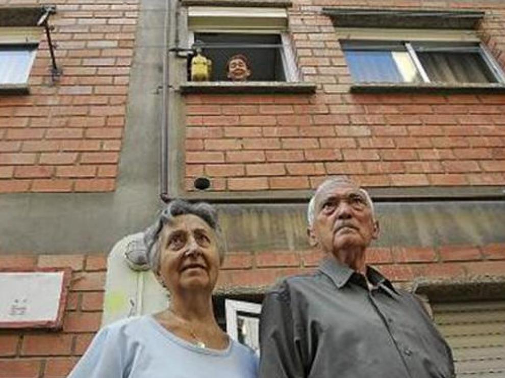 Serafín Ordóñez y su mujer, Marina, y Ángela Falcón (desde el balcón)