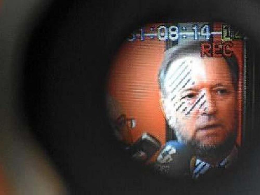 Iglesias, a través del visor de una cámara de televisión.