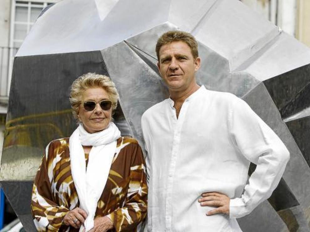Los protagonistas, Lola Herrera (Lily) y Juanjo Artero (Michael), en las afueras del Teatro Principal.