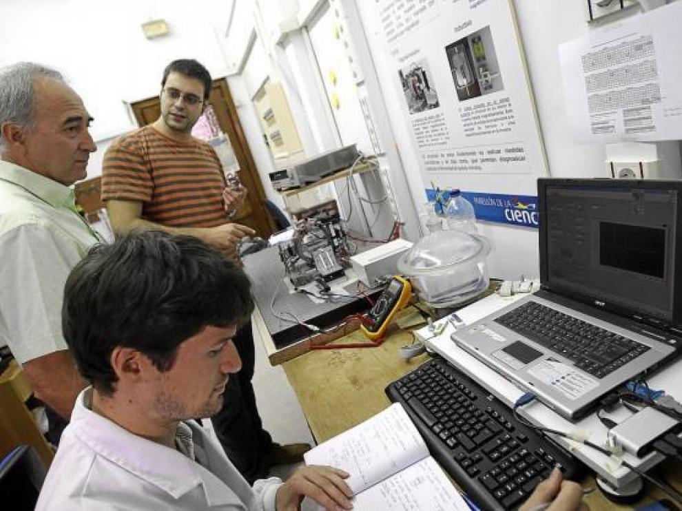 El profesor Ibarra (centro), con dos miembros del grupo de investigación del INA.