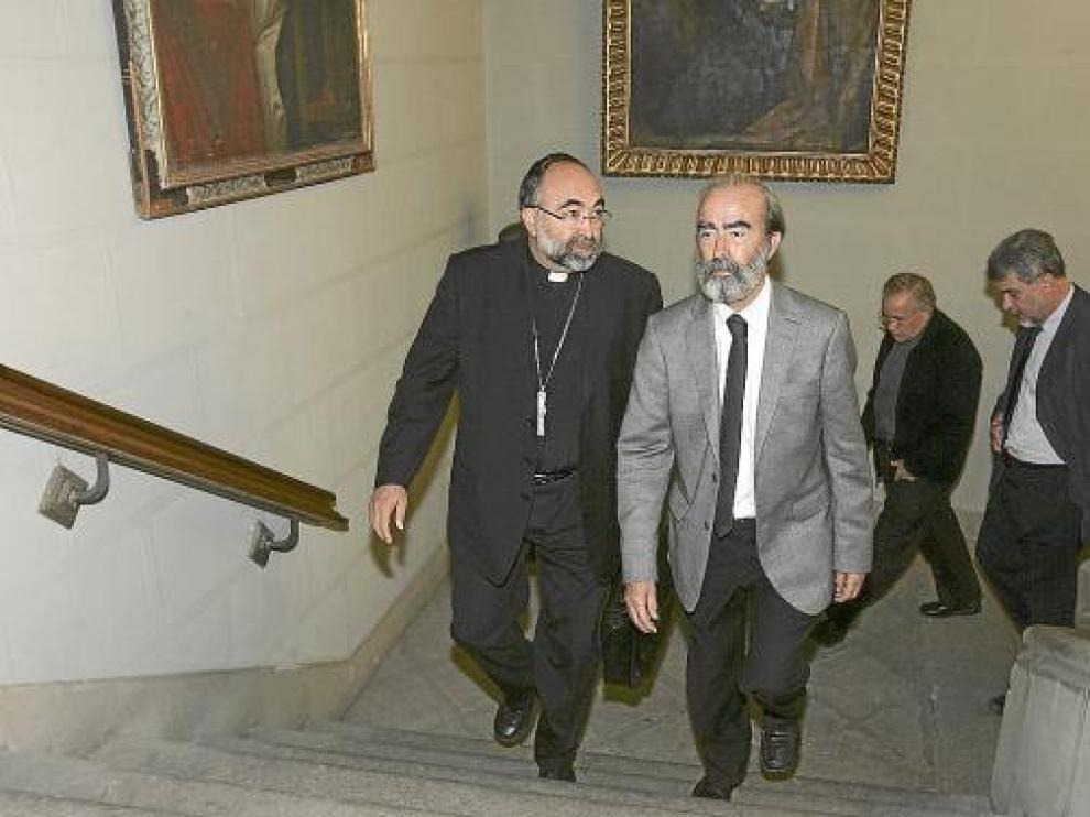 El obispo, Jesús Sanz, y el alcalde, Fernando Elboj, en primer término ayer en el Ayuntamiento