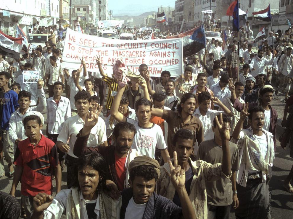Los yemeníes marchan con eslóganes antigubernamentales a lo largo de al-Habileen.