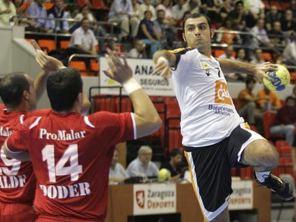 Ivan Stankovic se eleva sobre la defensa del Cangas