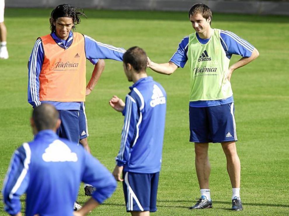 Raúl Goni, con el peto verde, saluda a Abel Aguilar en el instante en el que se reincorporó a los entrenamientos del grupo hace ocho días.