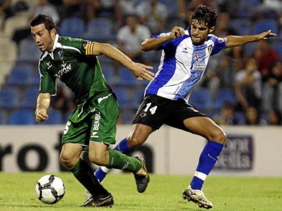 Joaquín Sorribas, centrocampista del Huesca, avanza con el balón en el partido de ayer