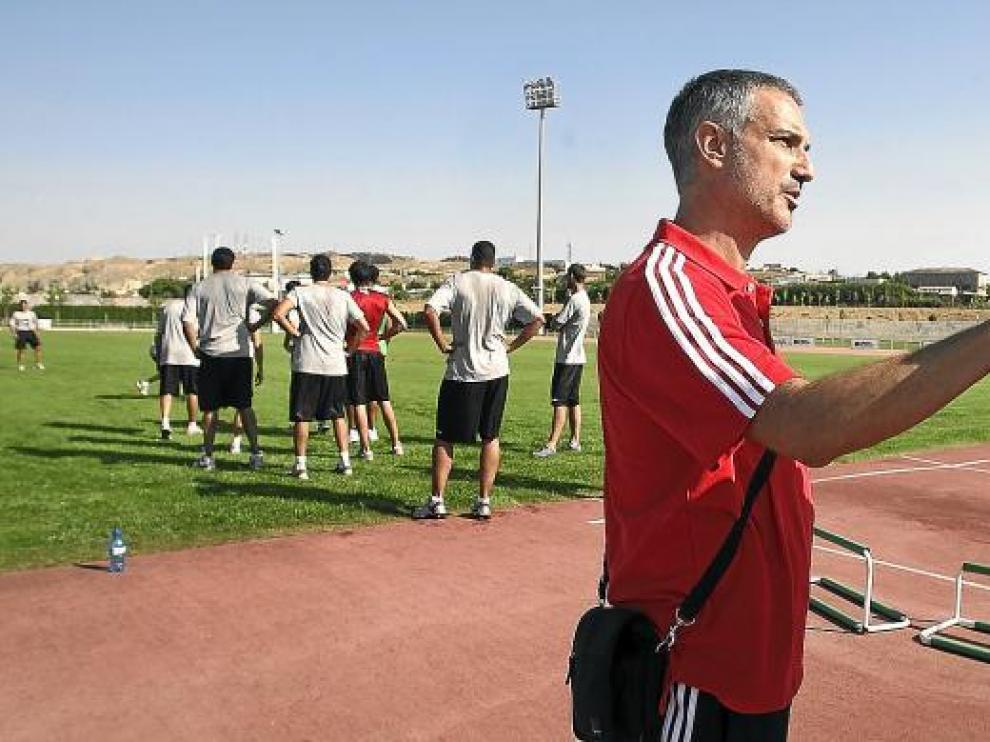 José Luis Abós y Joaquín Ruiz Lorente dialogan durante la pretemporada del CAI Zaragoza.