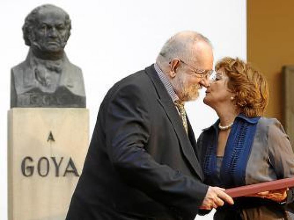 Darío Villalba, ayer, cuando recibía el Premio Aragón Goya.