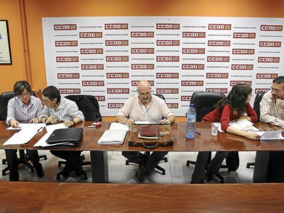 Representantes de la empresa Aguas de Panticosa y de los sindicatos en la reunión de ayer