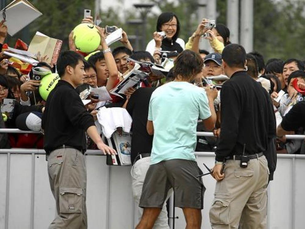 Rafa Nadal firma autógrafos entre los enfervorizados seguidores chinos.