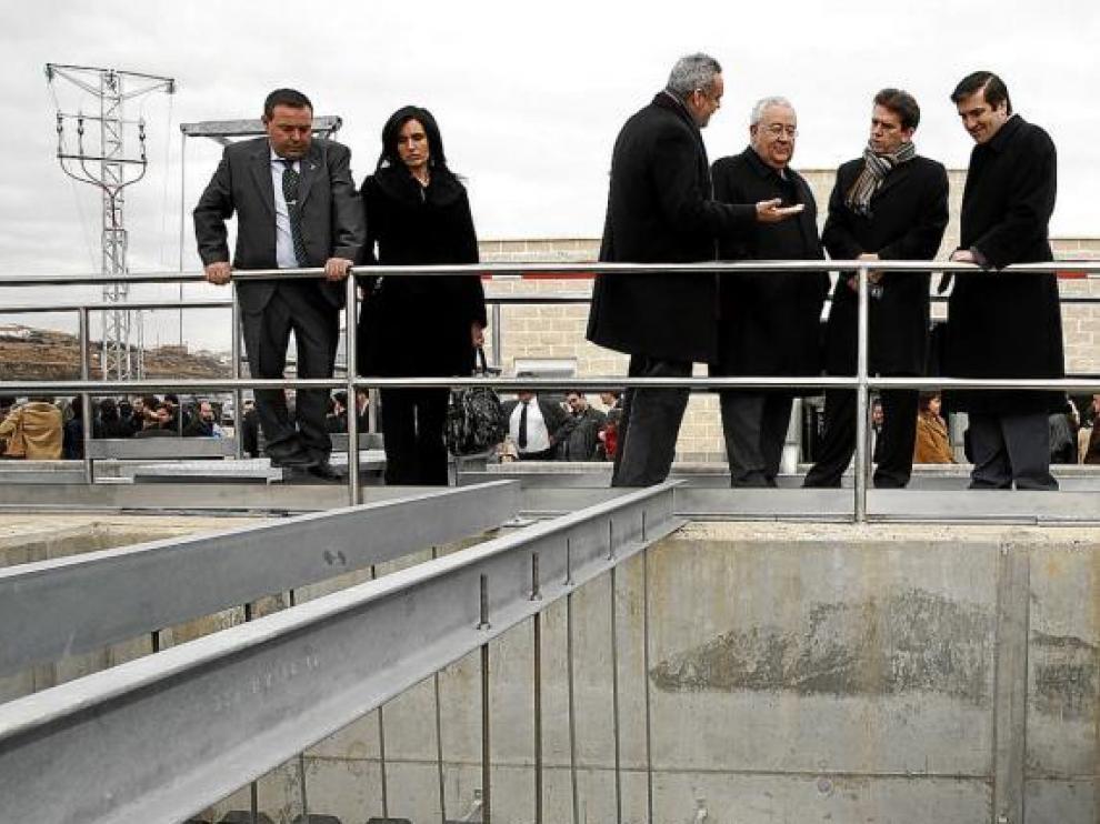 Rafael Izquierdo, con bufanda, en la inauguración de la depuradora de Aniñón, en febrero de 2008.