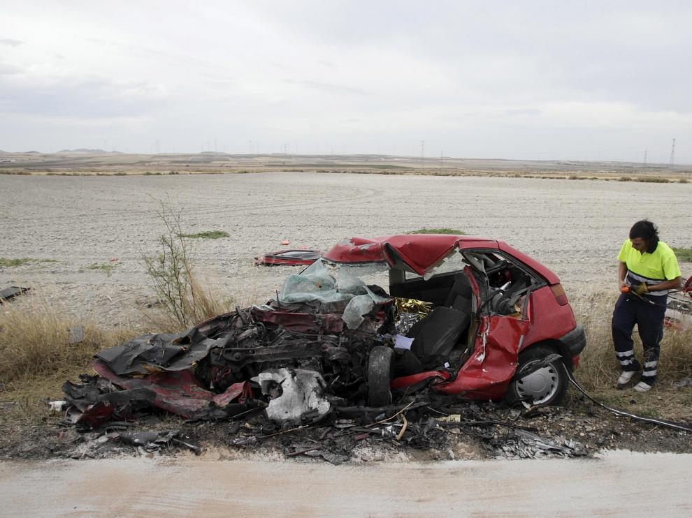 El vehículo quedó destrozado tras el choque