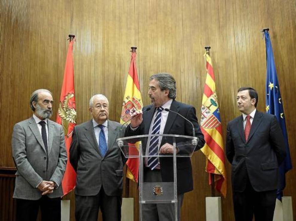 Fernando Elboj, José Ángel Biel, Juan Alberto Belloch y Enrique Vilarroya, en la rueda de prensa.