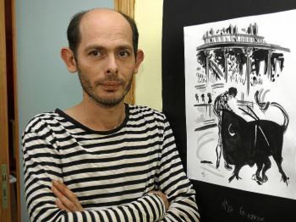 Alberto Calvo, junto a una de las obras de la exposición.