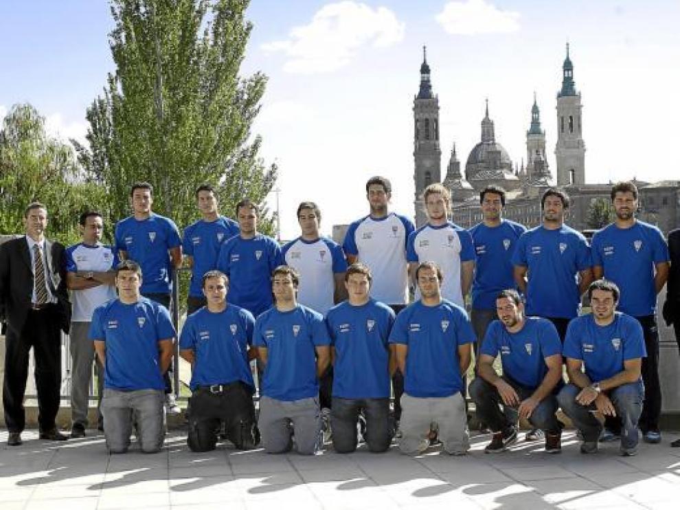 El ADF Helios posa en las instalaciones del club, ayer.