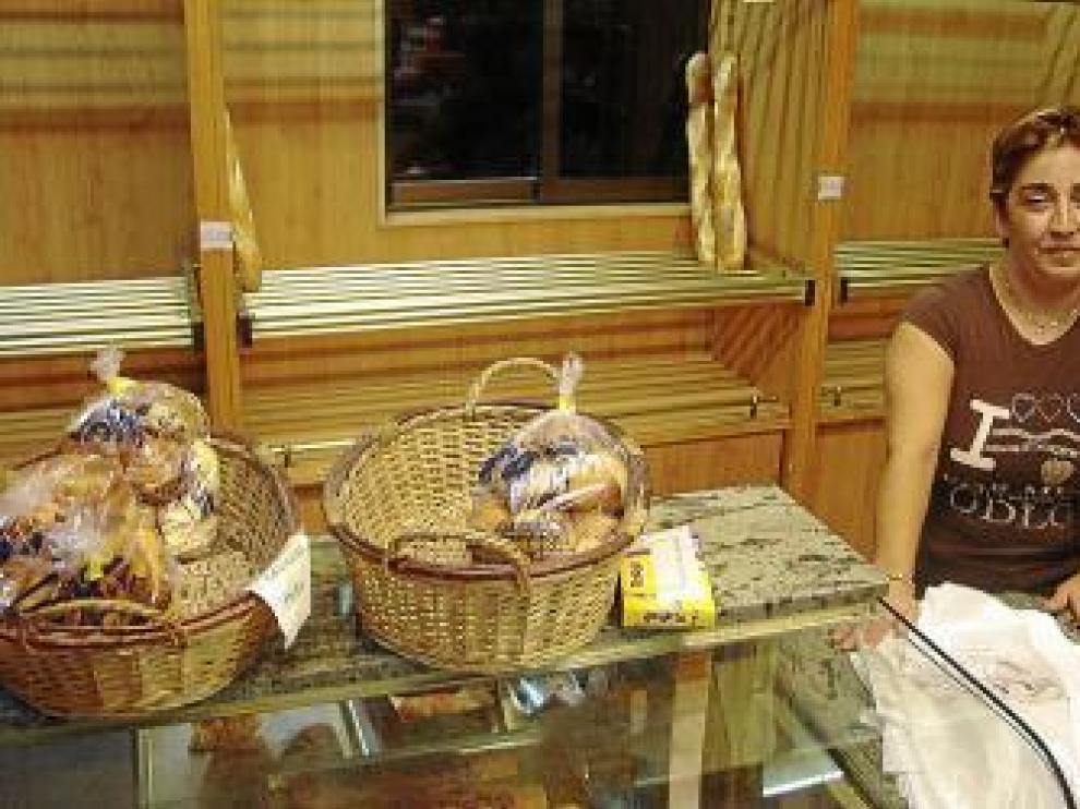 Lourdes Aguas, en su panadería de Ejea.