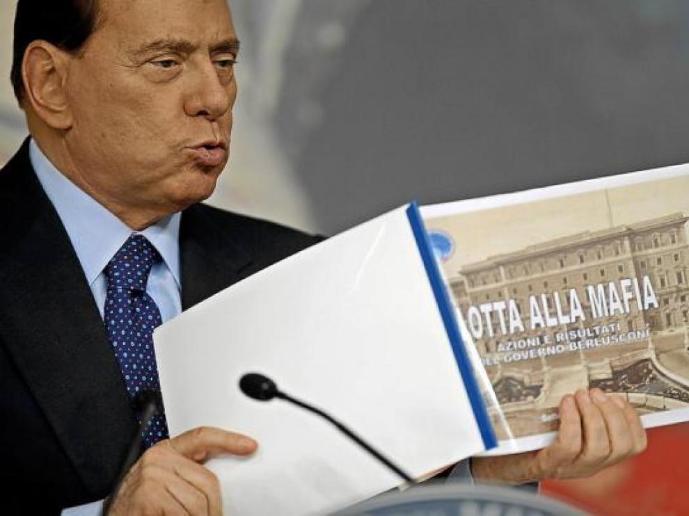 Berlusconi muestra el libro 'La lucha contra la mafia' en una rueda de prensa en Roma
