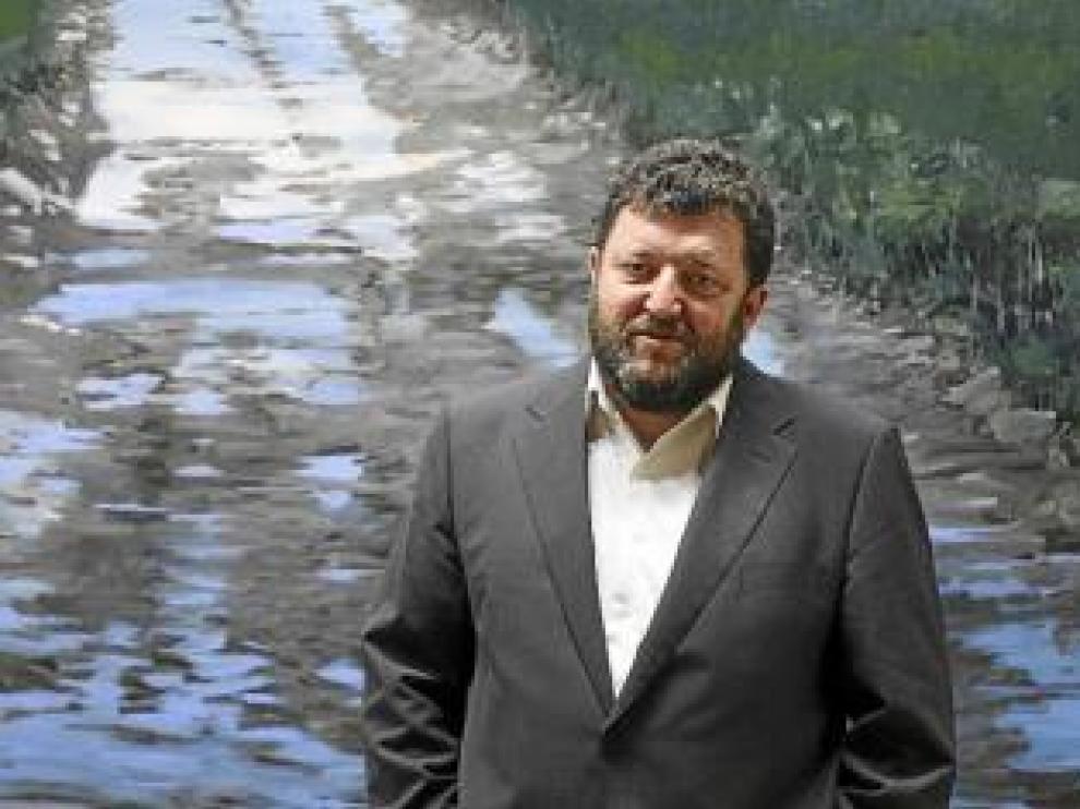 Cerdá ante la pieza 'Aero Baby', un homenaje a su padre y a su origen