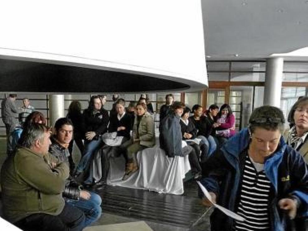 Trabajadores de Panticosa, ayer, durante la asamblea.