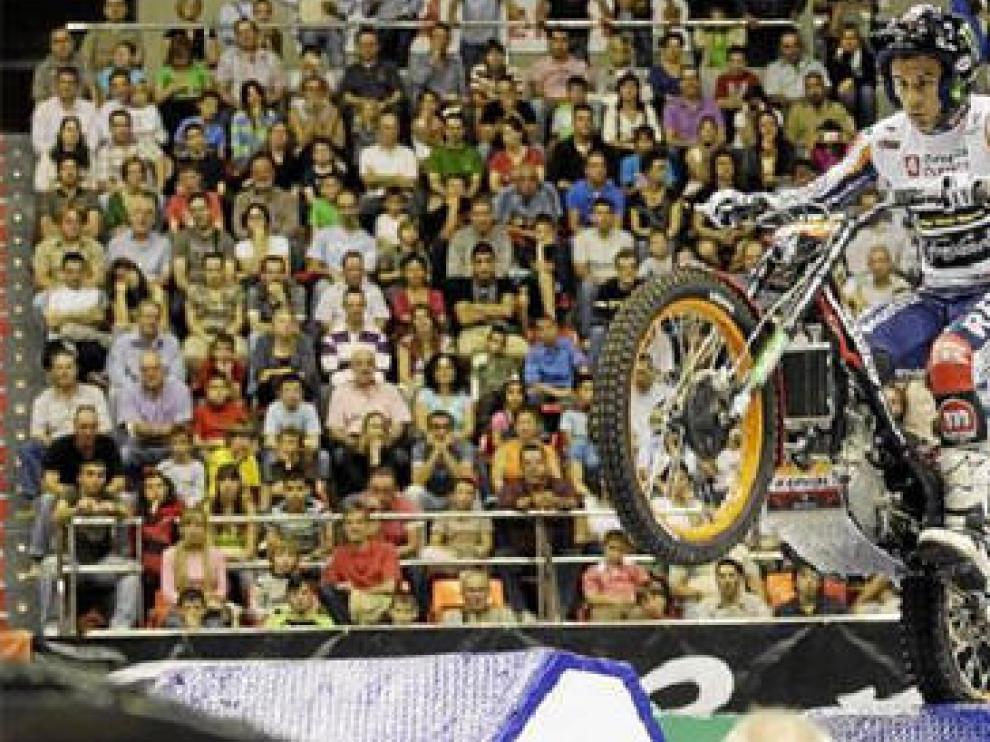 El piloto barcelonés Toni Bou, durante su actuación ayer en el pabellón Príncipe Felipe de Zaragoza