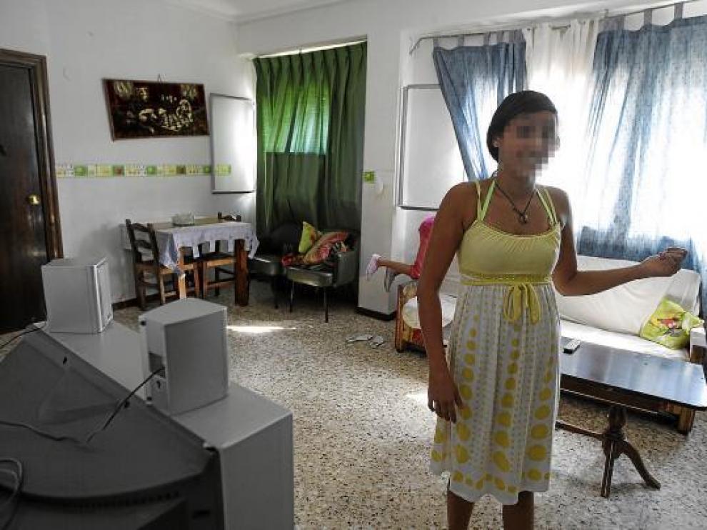 Lola, en el salón de la vecina, presidido por la televisión y el sistema 'home cinema'.