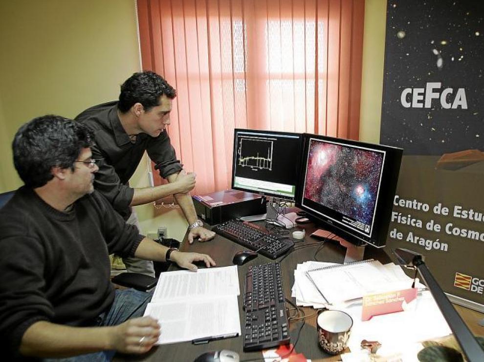Sebastián Sánchez y Javier Cenarro. Ambos analizan datos obtenidos en Javalambre.