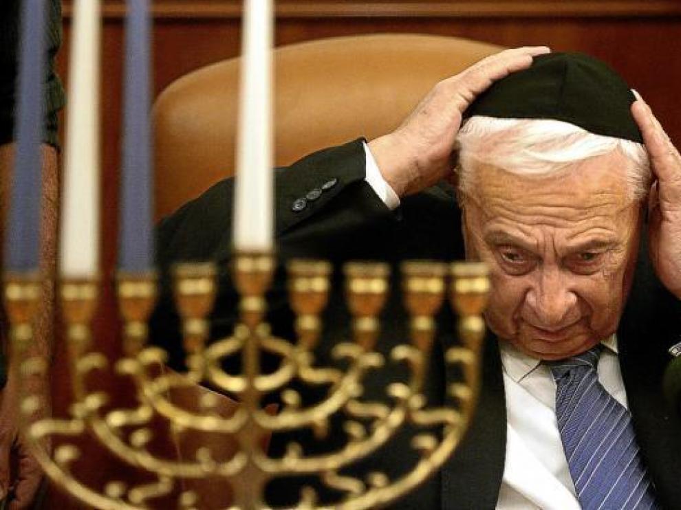 Ariel Sharon durante la festividad judía del Hanukkah, el 27 de diciembre de 2005.
