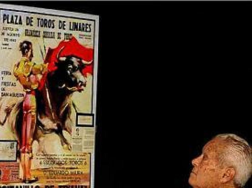 Canito, mirando el cartel de la corrida de Linares.