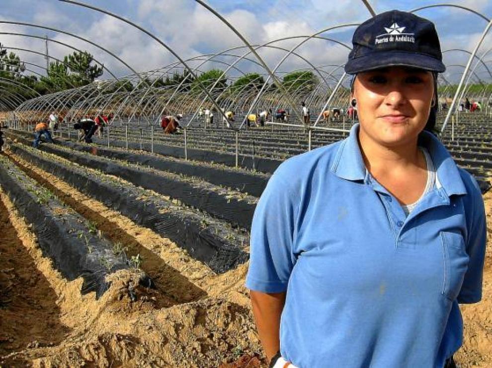 Desiré González, antes empresaria del pescado, se ha visto obligada a trabajar este año en la fresa.