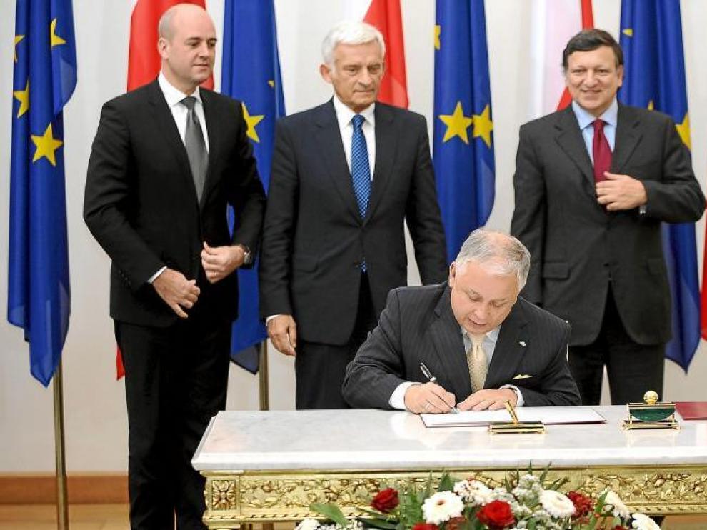 Lech Kaczynski firma el Tratado de Lisboa, acompañado por Duraaao Barroso (d), Jerzy Buzek (c) y Fredrik Reinfeldt (i) ayer en Varsovia.