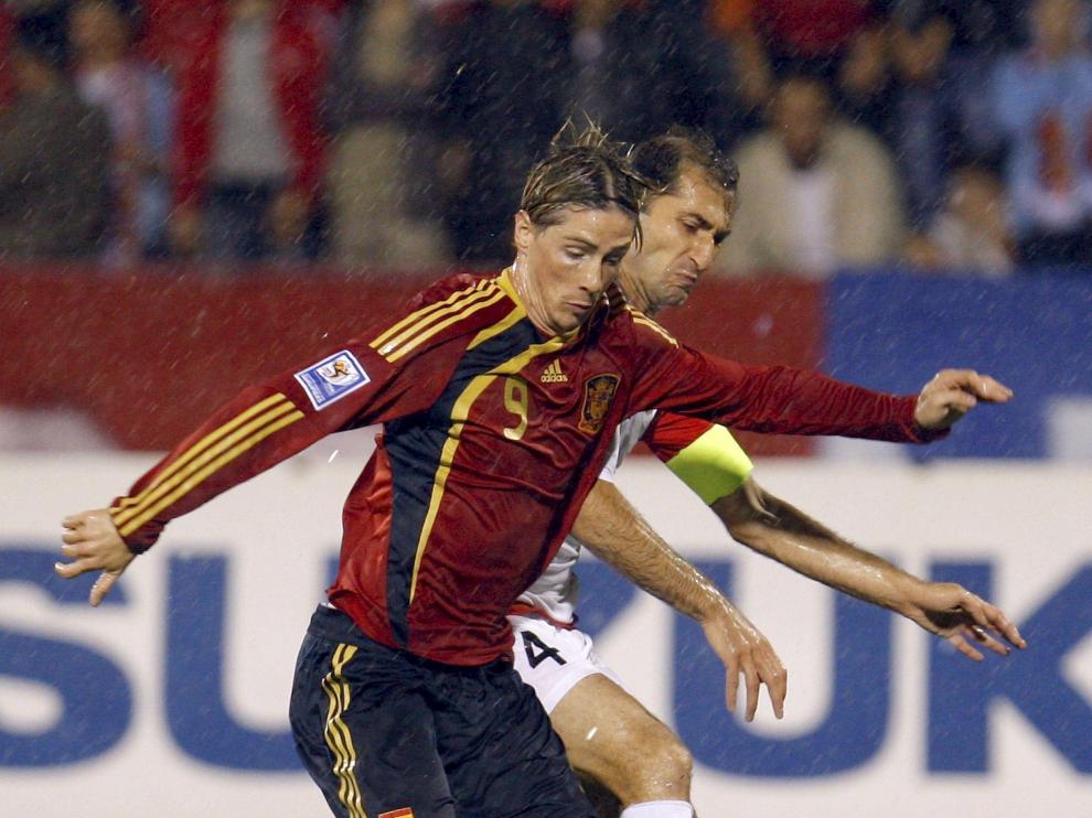 Torres controla el balón ante el defensa de Armenia, Sargis Hovsepyan, durante el primer tiempo