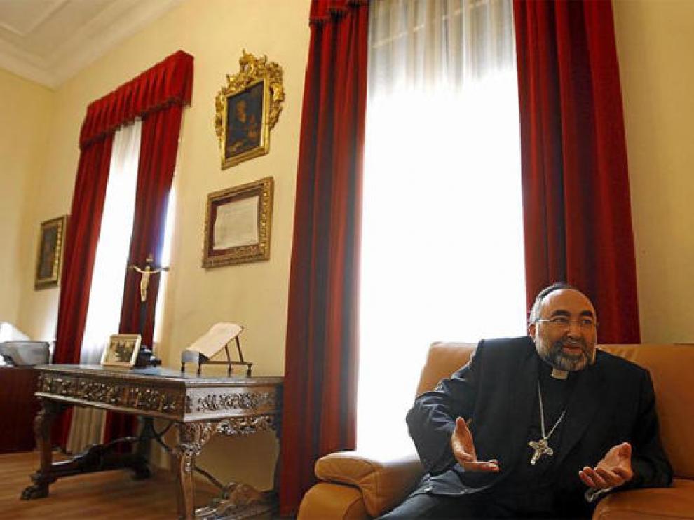 Jesús Sanz, en su despacho del obispado de Huesca, durante la entrevista concedida a este periódico.