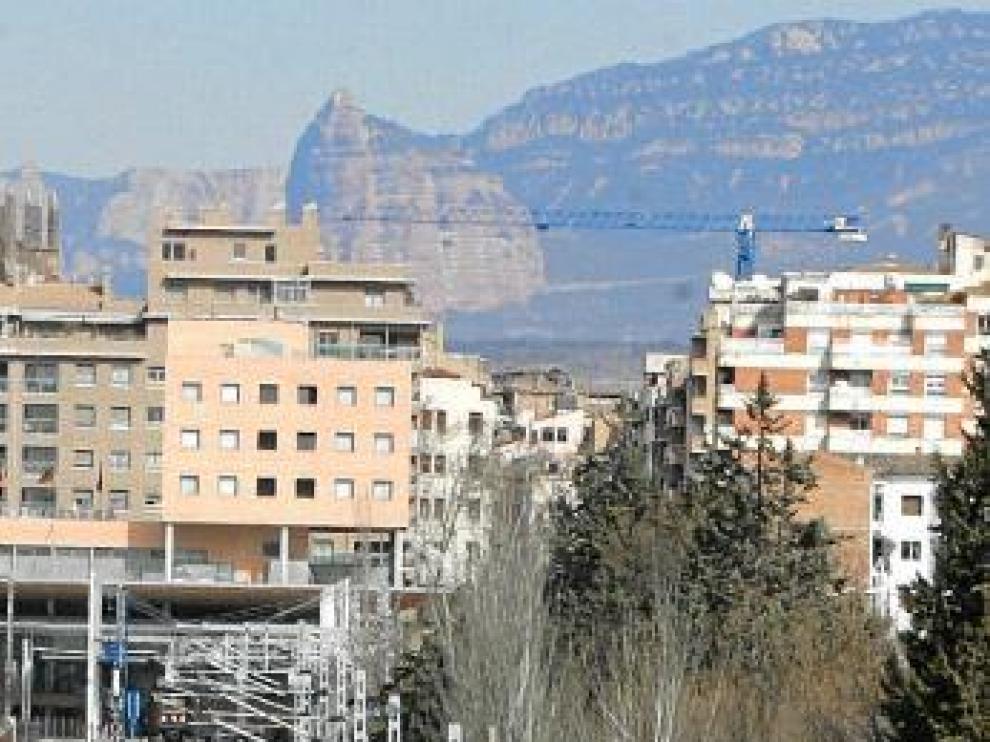 Un AVE de Talgo, saliendo de la estación de Huesca.