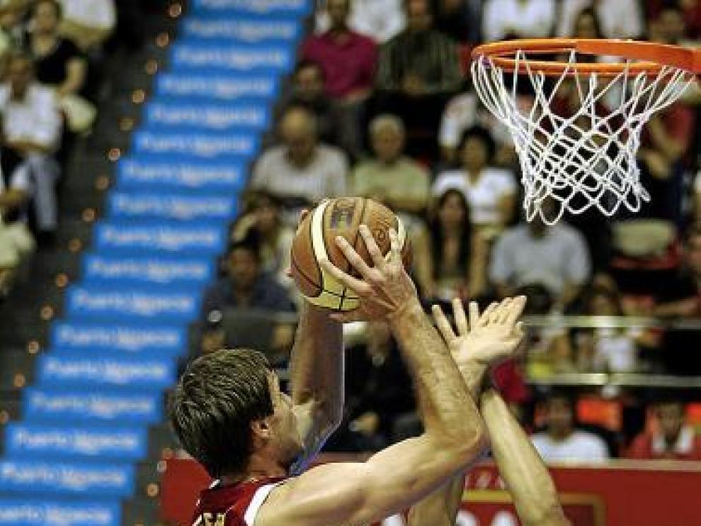 Kiefer trata de anotar en el duelo ante el Tarragona.