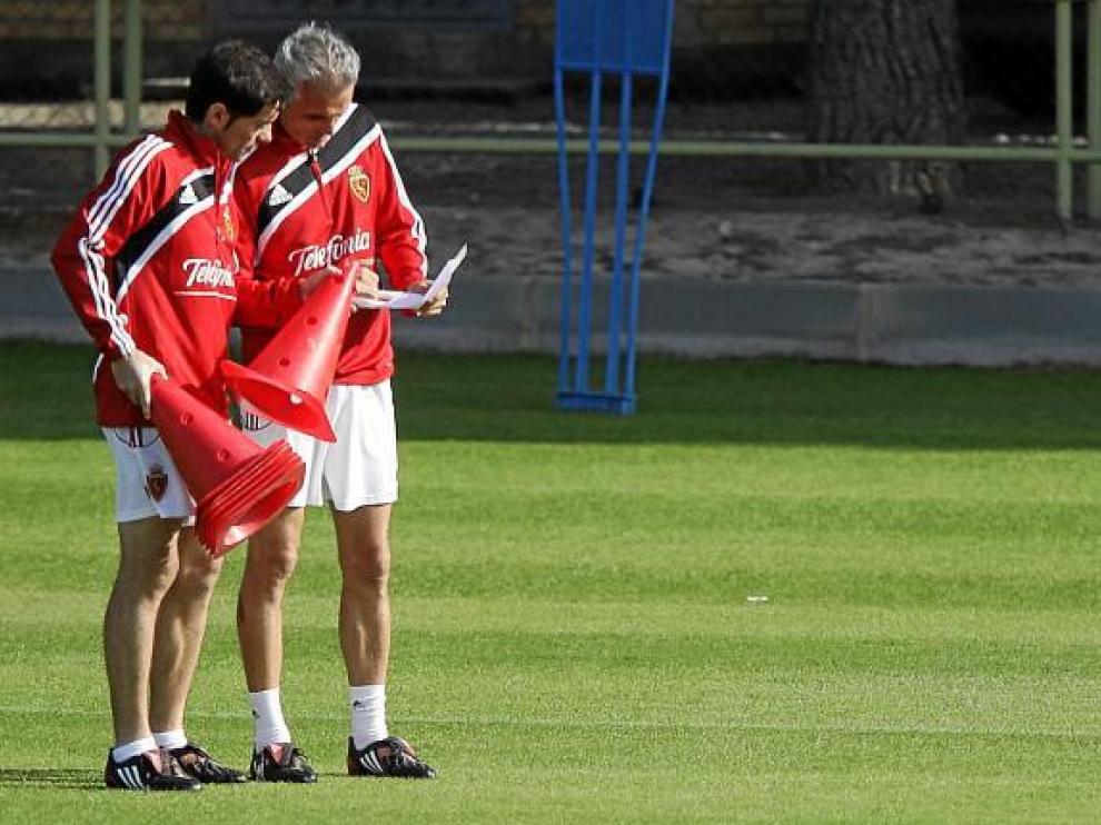 Marcelino y Rubén Uría supervisan la hoja de entrenamiento.