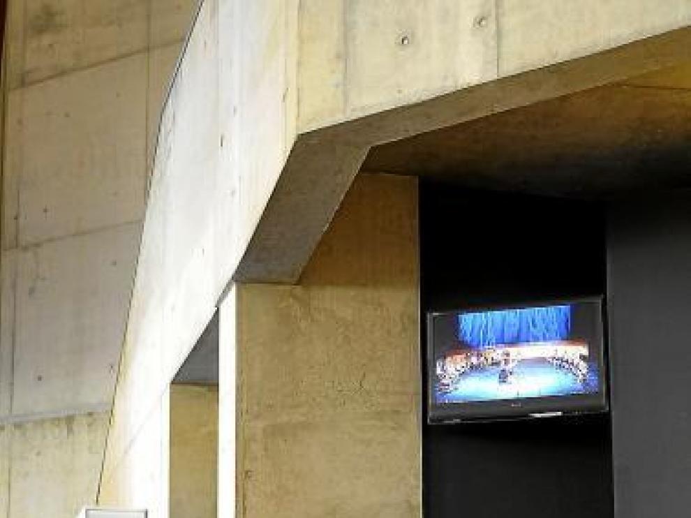 Una concursante espera su turno ante el monitor de la sala.