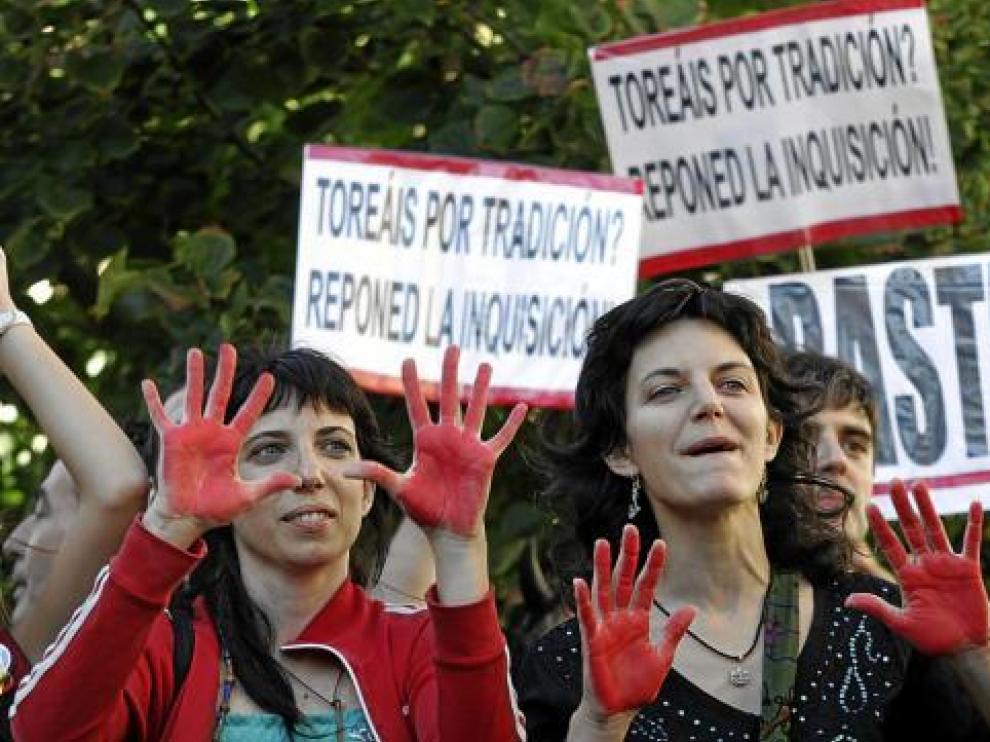 Mensajes antitaurinos junto a la plaza de toros de Zaragoza.