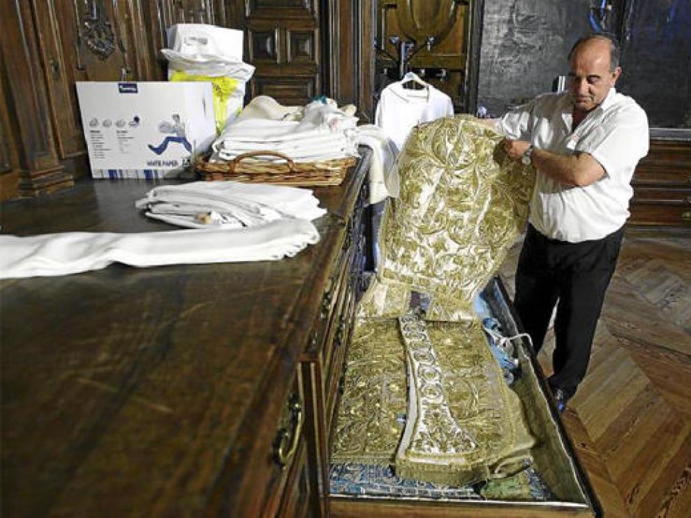 En la Sacristía Mayor. Ángel Bello, sacristán, muestra los cajones en los que se guardan las casullas para las distintas ceremonias. En la imagen, una de las más antiguas, bordada en hilo de oro, que se usa en actos muy puntuales como la ordenación de sac