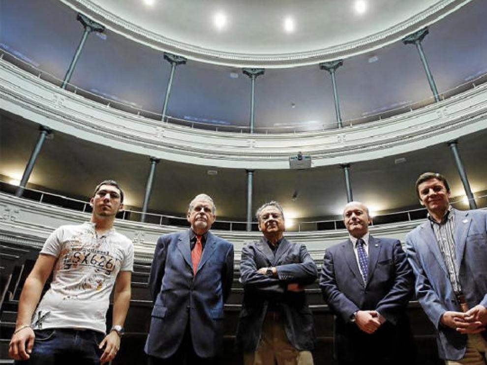 Gadea, Sáenz Lorenzo, Marqués, Beltrán y Montijano posan en el aula magna del edificio Paraninfo antes de comenzar el foro de debate.