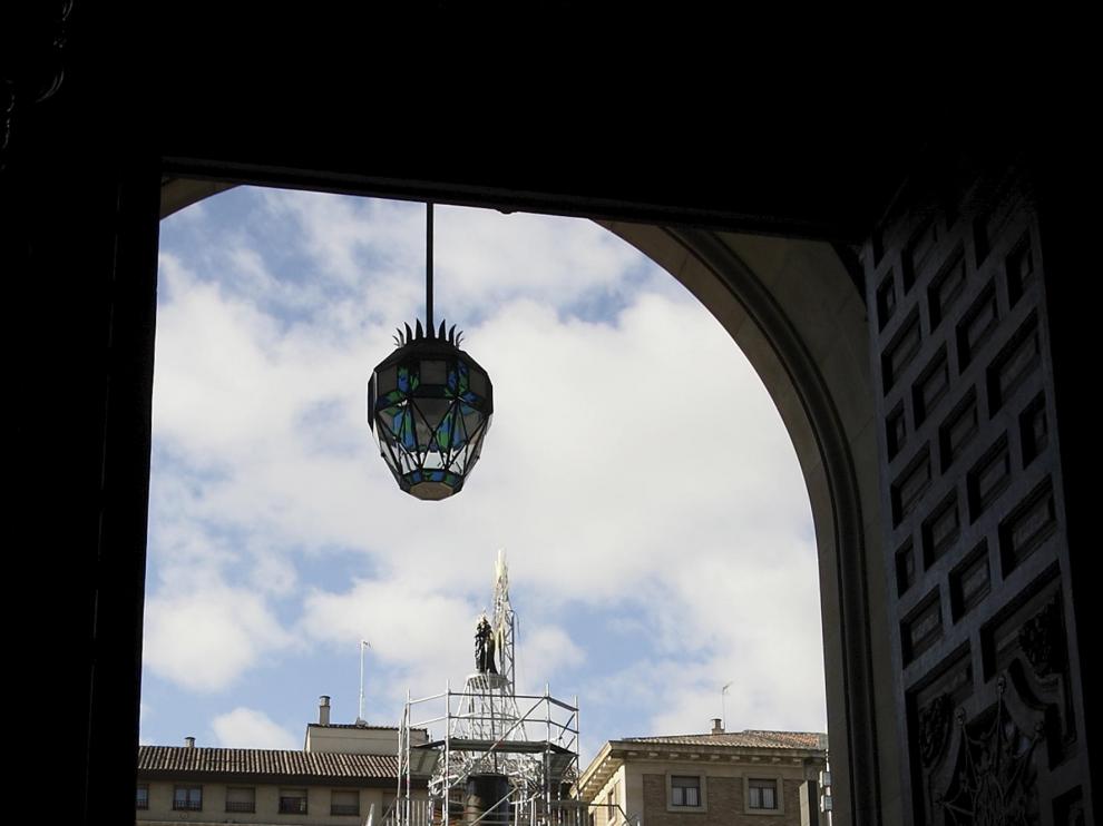 Ciudadanos y visitantes se detienen ante la estructura de la Virgen, todavía sin manto.