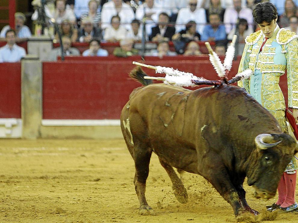 Alejandro Talavante, en un pase del desdén al colorado que hizo en tercer lugar y al que no pudo cortar dos orejas.