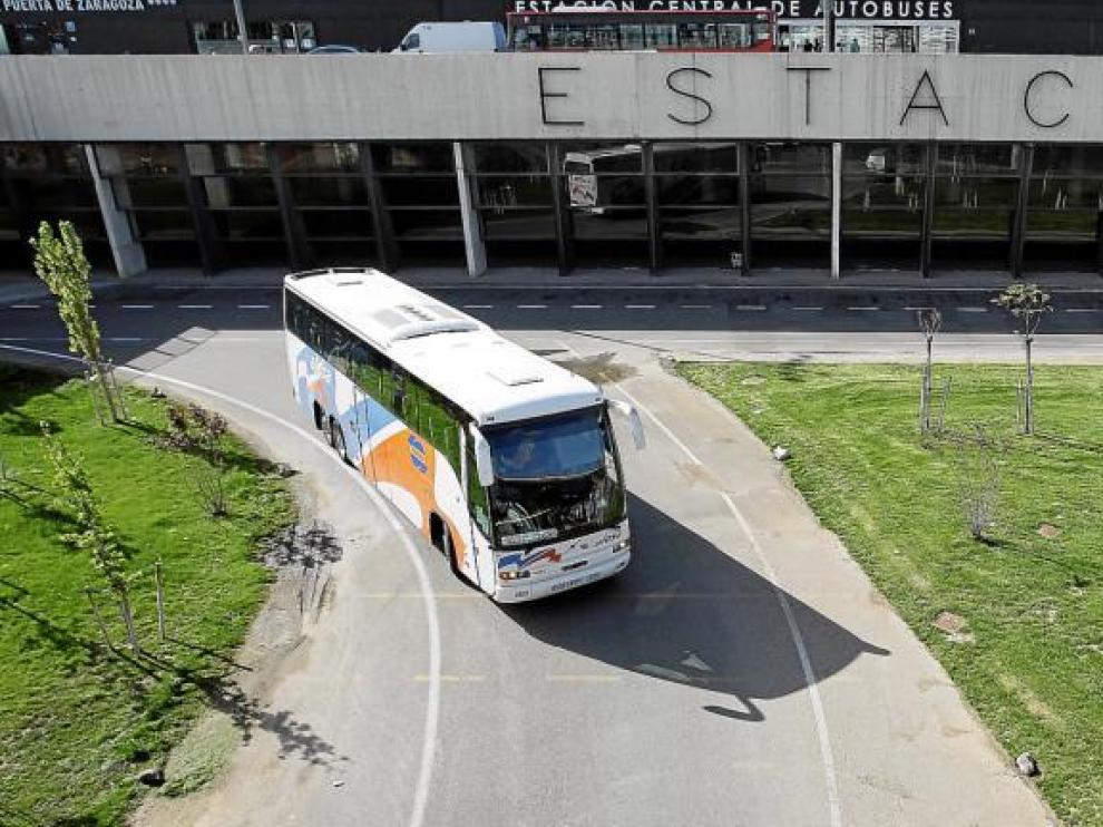 Un autobús de La Oscense sale de la estación intermodal de Delicias, el pasado viernes.