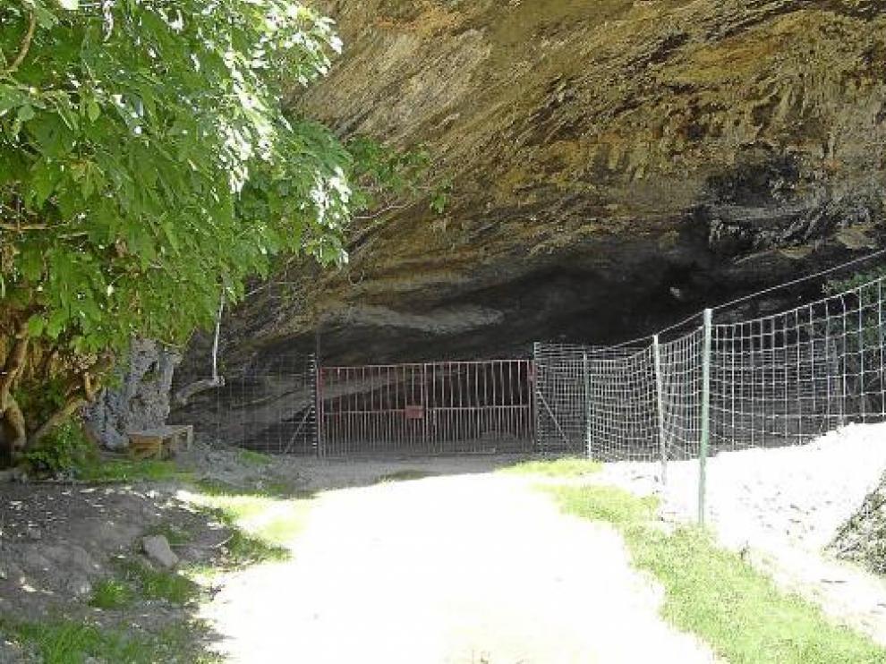 Imagen de la cueva y del vallado que actualmente la protege.