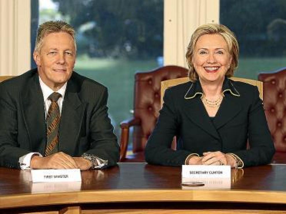 Hillary Clinton posa entre el primer ministro norirlandés y el viceprimerministro en Belfast.