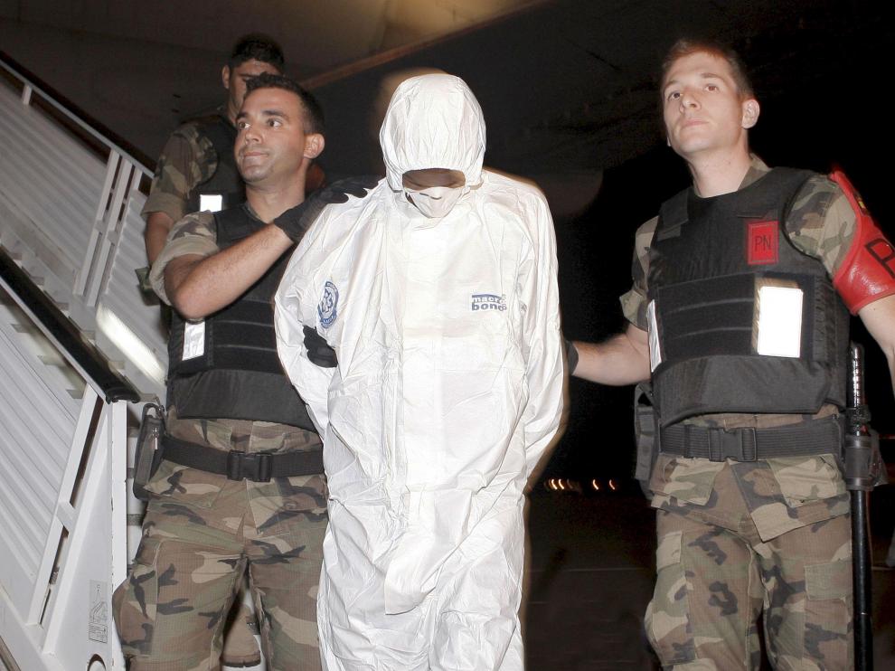 Agentes de la policía naval trasladan a uno de los dos piratas somalíes