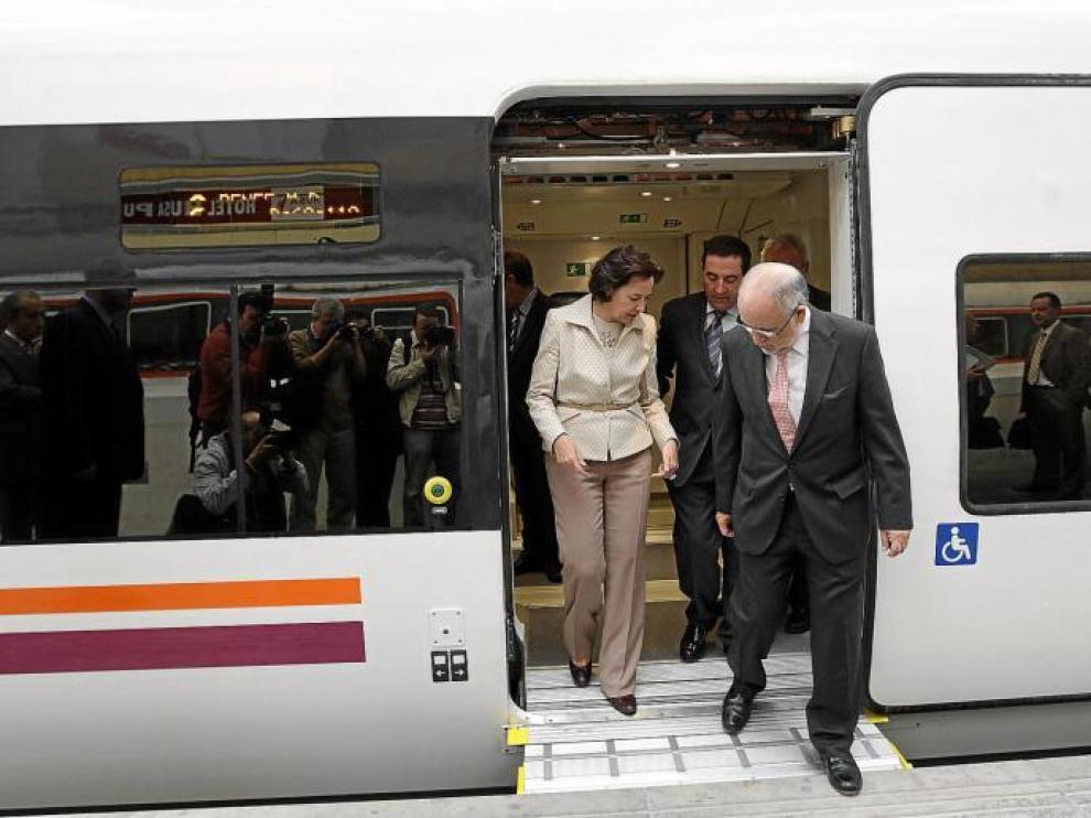 Los secretarios de Estado Concepción Gutiérrez y Víctor Morlán con el consejero Alfonso Vicente, en uno de los nuevos trenes 599.