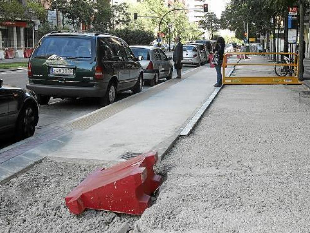 El carril bici, aún en construcción, entra en el espacio de varias paradas de autobús.